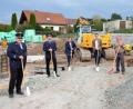Bild: do
Im kleinen Kreis vollzogen Kommandant Stefan Lautner, Feuerwehr-Vorstand Marius Meier, Bürgermeister Alexander Goller, Bauleiter Matthias Stelzl und einige Bauarbeiter der Firma Hösl (von links) den symbolischen Spatenstich zum Neubau des Feuerwehrgerätehauses in Vorbach