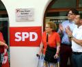 Bild: Bild: gfr
Enthüllung der Franz-Xaver-Kemeter-Gedenktafel: Der stellvertretende Vorsitzende des SPD-Stadtverbandes, Dieter Weiß (Sechster von links), skizzierte vor führenden Vertretern der SPD und AWO die Lebensstationen des standhaften Sozialdemokarten, der nun Namensgeber des SPD- und AWO-Büros in der Seminargasse ist.