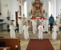 Bild: bjp
Fünf Mädchen und vier Buben gehen in Burkhardsreuth am Himmelfahrtstag erstmals zum Tisch des Herrn. Mit im Bild Pastoralreferent Albert Neiser (hinten, rechts), der die Kinder gemeinsam mit Pfarrer Edmund Prechtl (hinten, links) auf die Erstkommunion vorbereitet hat.