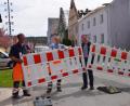 Bild: bö
Nach fast einem Jahr wird rechtzeitig zum Vatertag am Marktplatz in Hohenburg die Straßenabsperrung abgebaut. Damit ist auch die Umleitung des Verkehrs der Staatsstraße 2235 über die Vorplätze der Häuser passé. Bürgermeister Florian Junkes (Zweiter von rechts) räumt zusammen mit Bauhofmitarbeitern die Absperrung weg.