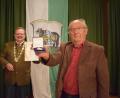 Bild: szl
Siegfried Walter erhielt pünktlich an seinem 80. Geburtstag von Bürgermeister Alfred Stier in der Stadtratssitzung am Mittwochabend die Bürgermedaille der Stadt Bärnau verliehen. Die Auszeichnung erhielt der Hohenthaner aufgrund seiner langjährigen Dienste zum Wohle der Stadt.