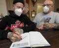 Bild: Wolfgang Steinbacher
Das Wort Lockdown, das er am 2. November 2020 in seinen Kalender eingetragen hat, kann Michael Lehmeier (links) jetzt durchstreichen. Das Tattoo-Studio von Swen Dugajczyk (rechts) darf wieder Kundentermine wahrnehmen.