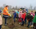 Bild: Grundschule Plößberg/exb
Gemeinsam mit Josef Roth von der Firma Punzmann durften die Schüler aus der 3. Klasse eine Hecke aus essbaren Wildfrüchten anlegen.