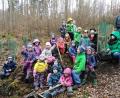 Bild: Stadt Auerbach/exb
Angeleitet von ihren Erzieherinnen und Forstwirt Matthias Helm (rechts) hatten die Mädchen und Buben aus dem Waldkindergarten viel Spaß bei der Pflanzaktion im Bürgerwald.