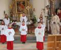 Bild: pi
Pfarrer Julius Johnrose freut sich, dass vier Mädchen und ein Junge Dienst am Altar leisten.