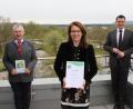 Bild: Hans Prechtl, Landratsamt Schwandor/exb
Landrat Thomas Ebeling (rechts) und Bürgermeisterin Martina Englhardt-Kopf gratulierten Werkleiter Walter Zurek (links) zur Aufnahme in den Umweltpakt Bayern.