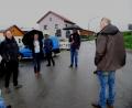 Bild: bey
In der Ortsmitte von Roßtränk erörterte der Bauausschuss den Umfang der Sanierung der Roßtränker Straße bis zum Ort Eslarn. Marktgemeinderat Thomas Kleber (links) favorisierte erneut eine Oberbauverstärkung um acht Zentimeter.