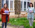 Bild: Cornelia Müller/exb
Initiatorin Cornelia Müller (links) und Kräuterführerin Sandra Scherbl aus Waldsassen stellen eines von 16 „Regio-Packerl“ vor. Für die Wanderung "Heilkräuter der Himmelskönigin" wurde extra ein Marienheftchen entworfen.