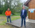 Bild: Tobias Reitmeier/exb 
Bürgermeister Franz Grabinger und Bauhofleiter Hubert Jetschmann bei den ehemaligen Wohnmobilstellplätzen hinter dem Bauhof in Schwarzach. Diese Stellplätze stehen künftig nicht mehr zur Verfügung. Das hat unter anderem baurechtliche Gründe.