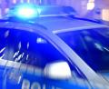 Symbolbild: Carsten Rehder
Ein Streifenwagen der Polizei steht mit eingeschaltetem Blaulicht auf der Straße.