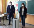 Bild: jp
Bürgermeister Stefan Braun und Rektorin Ulrike Hampel mit einem der sechs Luftreiniger.