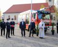 Bild: egl
Fahrzeugsegnung bei der FFW Haselmühl in kleiner Runde (von links): Kreisbrandmeister Armin Daubenmerkl, Kreisbrandinspektor Hubert Blödt, Erster FFW-Kommandant Michael Reindl, Zweiter Kommandant Rudi Schüller, Landrat Richard Reisinger, Bürgermeister Roland Strehl und Pfarrer Wolfgang Bauer.