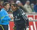 Bild: Sven Simon/dpa
Immer ruhig Blut: Tim Wiese, Torwart von Werder Bremen, bei einem seiner Wutanfälle, Walter Hofmann versucht als Linienrichter beruhigend auf den Wüterich einzuwirken. Der Wiese-Ausraster passierte beim Bundesligaspiel 1. FC Köln – Werder Bremen am 22. Januar 2011.