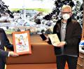 Bild: ü
Philipp Kroher und Alfred Kick freuen sich, dass die Handy-Aktion so gut ankommt.