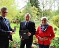 Bild: Probst, Helga
Bürgermeister Martin Birner (links) gratulierte Hans Dorrer (Mitte) zu der hohen Auszeichnung. Mit im Bild Ehefrau Anneliese (rechts).