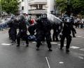 Bild: Fabian Sommer/dpa
Die Polizei benutzt während der Demonstration verschiedener palästinensischer Gruppen in Berlin-Neukölln Pfefferspray.