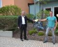 Bild: as
Bürgermeister Lothar Müller (links) überreichte Maximilian Kraus im Namen der Ikom seinen Gewinngutschein.