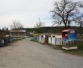 Bild: bjp
So ordentlich wie auf diesem Foto sieht es auf dem Schwarzenbacher Containerplatz nicht immer aus: Die von manchen gedankenlosen Zeitgenossen angerichtete "Sauerei" werde die Gemeinde nötigenfalls mit Einzäunung und Beaufsichtigung beantworten, kündigte Bürgermeister Thorsten Hallmann an.
