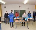 Bild: fz
Informatiklehrerin Julia Eiber (Mitte) zeigt einen der neun Lernroboter der Mittelschule Windischeschenbach.