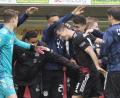 Bild: Tom Weller
Robert Lewandowski (Mitte) holt sich die Glückwünsche seiner Mannschaftskollegen ab. Mit seinem Elfmetertor in der Partie beim SC Freiburg egalisierte der Bayern-Torjäger den in der Spielzeit 1971/72 von Gerd Müller aufgestellten Bundesliga-Rekord von 40 Toren in einer Saison.