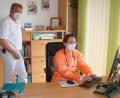 Bild: wmr
Paula Herrmann musste bei ihrer Tätigkeit in der Praxis von Dr. Achim Nemsow auch zahlreiche Aufgaben am Computer erledigen. Dort sind etwa die Patientenakten hinterlegt. Beim Patientenkontakt trägt das Personal in der Mitterteicher Praxis coronabedingt eine Schutzausrüstung.