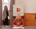 Bild: Wiesel/OTH Amberg-Weiden/exb
Professorin Andrea Klug (sitzend), Präsidentin der OTH Amberg-Weiden, unterzeichnet im Beisein von Studiengangsleiterin Professorin Mandy Hommel und Michael Abler, wissenschaftlicher Mitarbeiter im Bereich Berufspädagogik, die Kooperationsvereinbarungen.