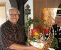 Bild: ksa
Zweiter Vorstand Georg Rubenbauer (rechts) gratulierte Erwin Kraus mit einem Geschenkkorb zum 80. Geburtstag.