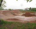 Bild: fg
Die Vorarbeiten für den Dirtpark beim Hirschauer Sportpark (im Hintergrund) haben begonnen. Hier sollen ein Eldorado ein Mountainbiker entstehen.