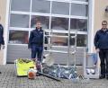 Bild: Florian Meier/exb
Vorsitzender Florian Meier (rechts) überreicht neue Ausrüstungsgegenstände an die Kommandanten Tobias Meier (MItte) und Jürgen Keilhammer (links)