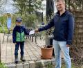 Bild: ner
Der Spender der fünf Hauptpreise, Alexander Lehner, überreichte dem jungen Maibaum-Maler Georg persönlich seinen Gewinn.