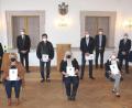 Bild: LRA Neustadt/ Marcel Weidner/exb
Landrat Andreas Meier (stehend, Zweiter von links) verabschiedet langjährige Mitarbeiter in der Kreisverwaltung.