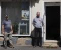 Bild: mfh
Der Schlacken-Verein Sulzbach-Rosenberg hat das soziale Projekt der Ist-noch-gut-Station initiiert. Von links nach rechts: Kassier Peter Ostermann, Vermieter Peter Dechant und Vereinsvorstand Stefan Thar vor der künftigen "Ist-noch-gut-Station" in Rosenberg.