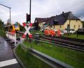 Bild: Thomas Dobler
Noch fast die ganze Woche wird der Bahnübergang Ledermühlweg gesperrt sein, weil dort Gleisbauarbeiten stattfinden. Die Maßnahme endet vermutlich am Freitag. Die Arbeiter müssen extrem vorsichtig sein, denn der Zugverkehr in beide Richtungen wurde nicht eingestellt.