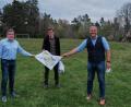 Bild: tkr
Voller Freude präsentieren Bürgermeister Norbert Eckl, Landschaftsarchitekt Korbinian Schönberger und Gemeinderat Tobias Krafczyk den Plan für das Freizeitsportgelände am Bierl. Mit dem Gelände erhält Teunz ein naturnahes grünes Fitnessstudio.