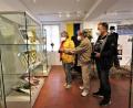 Bild: ubb
Maja, Hans und Jürgen Köig schauten sich im Stiftland-Museum Waldsassen mit viel Freude die Ausstellung "100 Jahr Fotografie Zirlik" an. Maja König ist die Tochter des verstorbenen Fotografen Hans Zirlik. Selbst sie hat die Ausstellung bisher wegen der Schließungen aufgrund der Pandemie noch nicht gesehen, obwohl diese bereits seit einem Jahr fertig ist.