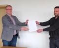 Bild: ohr
Bürgermeister Franz Grabinger (links) überreichte seinem ersten Stellvertreter Michael Singer die Urkunde zur Bestellung als Standesbeamter für den Standesamtsbezirk Schwarzenfeld ab 1. Juni 2021. Die Aufgabe beschränkt sich auf Eheschließungen.