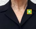 Bild: Maria Maier
Der Träger des Buttons zeigt, dass er geimpft oder impfwillig ist und Impfungen in Ländern der Dritten Welt unterstützt.