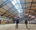 Bild: Peggy Biczysko/fph
Projektleiter Alexander Rieß (links) und Architekt Uwe Gebhard vom Büro Kuchenreuther sind begeistert davon, wie sich die Halle im ersten Drittel, das bereits saniert ist, präsentiert. Die Holzdecke bleibt sichtbar, ebenso die metallenen Verstrebungen, die frisch überarbeitet worden sind.