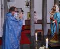 Bild: du
Pfarrer Thomas Stohldreier segnete im Patroziniumsfestgottesdienst die neben dem Altar aufgestellte Marienfigur mit dem Jesuskind.