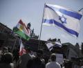 Bild: Carsten Koall/dpa
Teilnehmer einer Demonstration gegen eine antiisraelische Demonstration anlässlich des jährlich stattfindenden al-Quds-Tages. Der al-Quds-Tag ruft alle Muslime auf, am letzten Freitag des Fastenmonats Ramadan ihre Solidarität mit dem palästinensischen Volk zu erklären.