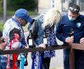 Bild: Roland Weihrauch/dpa
Wie steht's in Nürnberg? Nicht nur in Bochum verfolgten die VfL-Fans vor dem Stadion das Geschehen. Ein besonders treuer Teil des Anhangs hatte sich sogar auf den Weg ins Frankenland gemacht - ohne ins Max-Morlock-Stadion zu dürfen.