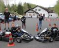 Bild: kro
Jugendleiter Florian Ernstberger (links) mit den vier jungen Kart-Fahrern vor dem ersten Kart-Training in diesem Jahr.