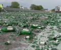 Bild: Thomas Lindemann/TNN/dpa
Trauriger Anblick: Zerstörte Bierflaschen liegen auf der A1 in Richtung Bremen.