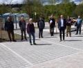 Bild: bö
Der neue Dorfplatz in Vilshofen ist freigegeben (von links): Bauunternehmer Wolfgang Schatz, Engelbert Müllner, Marlies Grill und Dieter Teich (alle Bauausschuss), Architekt Markus Rösch, Bürgermeister Erwin Geitner, Bauleiterin Karin Janker von Rösch-Architekten, Dritter Bürgermeister Gerhard Schnabl und Christine Meyer vom Büro LAB Röth Landschaftsbau.