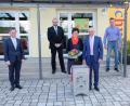 Bild: do
Coronabedingt fällt die Feier zum 25-jährigen Bürgermeisterjubiläum von Albert Nickl bescheiden aus. Vor Beginn der Gemeinderatssitzung gratulieren Landtagsabgeordneter Tobias Reiß (von links), Landrat Andreas Meier, zweiter Bürgermeister Roland Hörl und Landtagsangeordneter Stephan Oetzinger. Als Geschenk der Klostergemeinde überreicht Roland Hörl dem Ehepaar Nickl einen Feuerkorb mit eingestanztem Gemeindewappen.