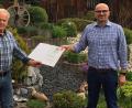 Bild: Markt Schwarzhofen
Der frühere Marktgemeinderat Hans Gürtler (links) erhielt die Kommunale Dankurkunde durch Bürgermeister Maximilian Beer überreicht.