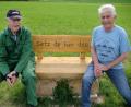 Bild: sh
Erwin Meier (links) und Heinz Gebhardt (rechts) stellen immer wieder Ruhebankerln auf, wie hier am Brinstweg am Forst hinter dem Sport- und Hundeplatz.