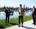 Bild: Stefan Malzer/Landkreis Tirschenreuth/exb
Landrat Roland Grillmeier (links) und Kreisjugendring-Vorsitzender Jürgen Preisinger (rechts) heißen den neuen Geschäftsführer Dominik Fischer (Mitte) im Fischhofpark in Tirschenreuth willkommen.
