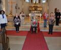 Bild: jr
Jahrzehntelange Mitglieder ehrte der Katholische Frauenbund Mitterteich bei einer Maiandacht in der Stadtpfarrkirche. Im Bild (vorne, von links) Bezirksvorsitzende Monika Sommer, Hella Fischer, Elisabeth Loske, Theresia Zeitler und Vorsitzende Stilla Schuller sowie (hinten, von links) Marga Hecht, Dora Summer, Maria Gleißner, Kaplan Daniel Schmid.