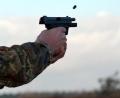 Symbolbild: Arno Burgi
Ein Reservist der Bundeswehr schießt im Rahmen der Ausbildung mit einer Pistole Heckler & Koch P8.
